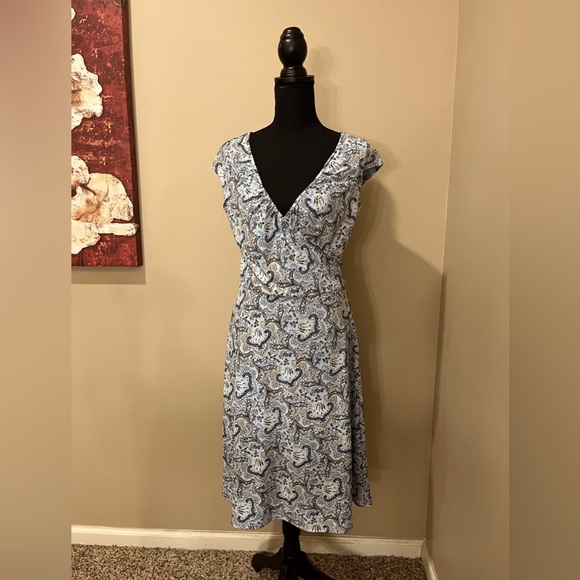 Loft Faux Wrap V-Neck Floral Dress, size 6. Lt Blue\Black & White - Picture 1 of 4